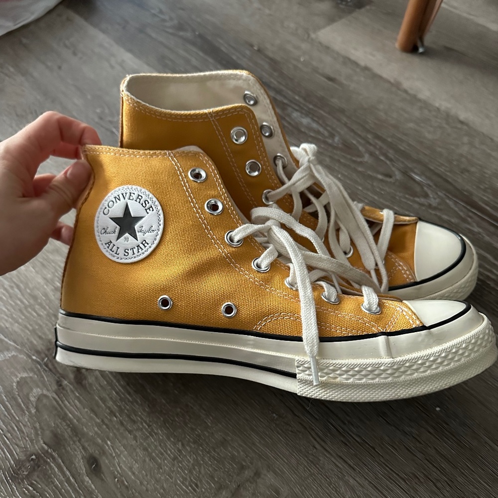 Yellow Converse women’s size 8 large 1/2
